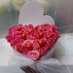 סידור לב ורדים ושוקולד